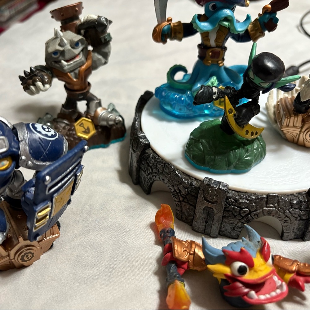 PS3 portal with skylanders 8 of them - Picture 3 of 11